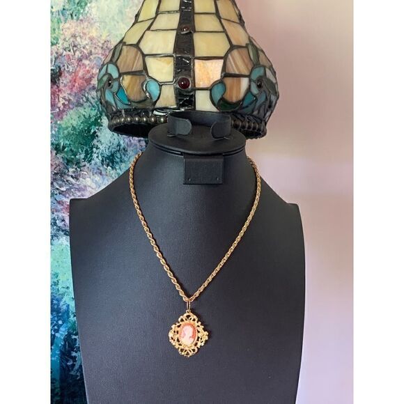 Vintage Lady Cameo Pendant with Chain, in Gold tone, Unmarked - Picture 2 of 3